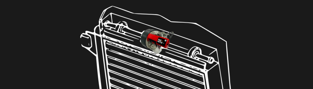 Dibujo en líneas blancas sobre fondo negro que detalla motor para puertas enrollables sobre puerta